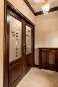 un couloir avec une porte en bois et un lustre dans l'établissement Hotel Pid Strihoju, à Bukovel