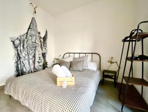 bedandclimbing客房内的一张或多张床位