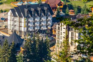 una vista aerea di un edificio turistico con parcheggio di Hotel Pid Strihoju a Bukovel