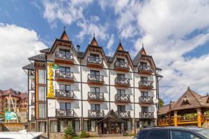 un grand bâtiment avec des tourelles sur le côté dans l'établissement Hotel Pid Strihoju, à Bukovel