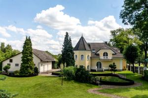 ein Haus mit einem großen Garten mit Bäumen in der Unterkunft Villa Miriam in Goczałkowice-Zdrój