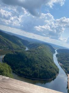 ノインキルヒェンにあるDon Boscoの川や森の空の景色