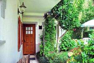 an entrance to a house with a wooden door at Casa do Limoeiro 1 in Valezim