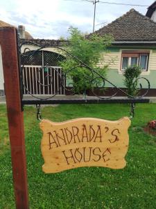 Una señal que lee los besos de antaria en un patio en Andrada's House Soars, en Şoarş