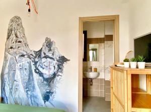 ein Badezimmer mit Wandgemälde in der Unterkunft bedandclimbing in Baunei + 37 Fotos