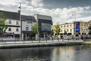 un gruppo di edifici vicino a un fiume di Godfrey Mews a Newry