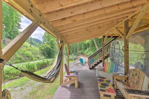 马斯希尔Converted Trailer with Furnished Deck in Marshall!的美景房屋门廊上的吊床