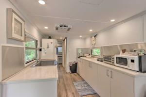 Kép Converted Trailer with Furnished Deck in Marshall! szállásáról Mars Hillben a galériában