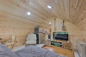 马斯希尔Converted Trailer with Furnished Deck in Marshall!的小屋内的客厅设有木墙和电视。