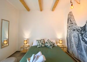 ein Schlafzimmer mit einem grünen Bett mit zwei Lampen in der Unterkunft bedandclimbing in Baunei