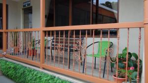 einen Balkon mit einem Zaun mit Pflanzen und einer Bank in der Unterkunft Mountain Faro Hotel in Monteverde Costa Rica