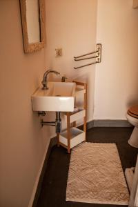 エストリルにあるMoradia Estorilのバスルーム(洗面台、トイレ付)