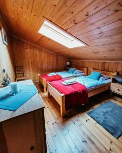 sypialnia z 2 łóżkami w drewnianym domku w obiekcie Lupshalte w mieście Wassen