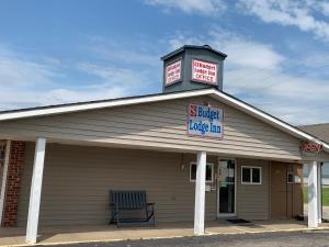 un edificio con un cartel encima en Budget Lodge Inn - Abilene, en Abilene