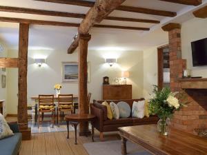 A seating area at Lovely old cottage