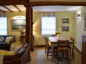 sala de estar con mesa y sofá en Lovely old cottage, en Stratford-upon-Avon