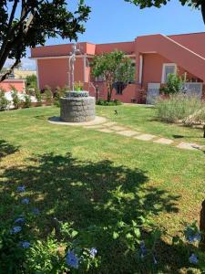 un jardín con una fuente en medio de un patio en B&B Mediterraneo en Procida