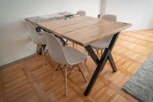 Srafko apartment في سوبوتيتْسا: طاولة وكراسي خشبية في الغرفة