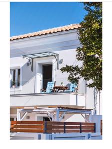 メソギーにあるAthena Luxury Apartmentsの白い家