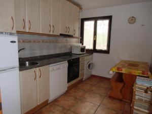 cocina con nevera blanca y fregadero en Apartamento Bielva, en Bielva