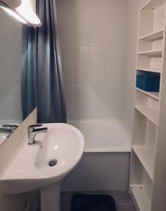 La salle de bains est pourvue d'un lavabo et d'une baignoire. dans l'établissement Annecy : #Studio #Mont Veyrier #Semnoz #Visitation, à Annecy