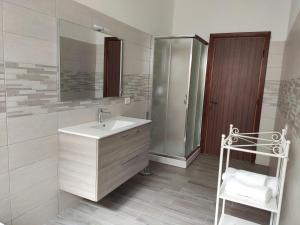 卡洛福泰的住宿－B&B 24 Maggio，一间带水槽、淋浴和镜子的浴室