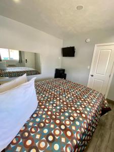 a bedroom with a large bed in a room at Dixie Motel in Compton