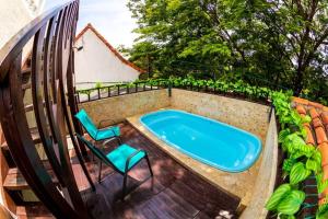 a swimming pool with two chairs and a tub at Casa Noir Cartagena in Cartagena de Indias