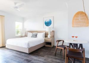 Giường trong phòng chung tại Parrot Key Hotel & Villas