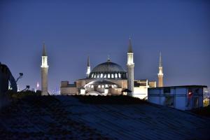 un bâtiment avec deux mosquées éclairées dans l'établissement Sunlife Oldcity, à Istanbul