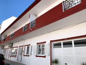 um edifício branco e vermelho com portas e janelas em Casa Claudia - Pool and Wifi em Silves
