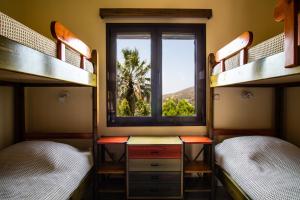 una habitación con dos literas y una ventana en Villa Sounio, en Sounio 42 fotos más