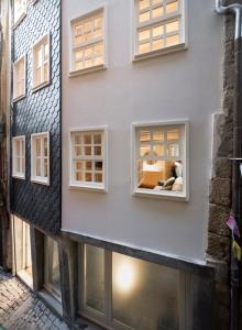 een huis met uitzicht op een straat bij Souto Apartments in Porto