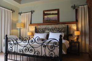 Кровать или кровати в номере Kemerli Konak Boutique Hotel