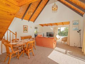 - une salle à manger avec une table et des chaises dans l'établissement Sea Breeze Sanctuary - Pauanui Holiday Home, à Pauanui