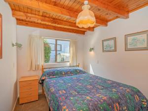 Un pat sau paturi într-o cameră la Sea Breeze Sanctuary - Pauanui Holiday Home