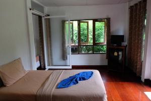سرير أو أسرّة في غرفة في Koh kood Neverland beach resort