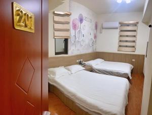 Postel nebo postele na pokoji v ubytování 這一村這一棧電梯海景民宿