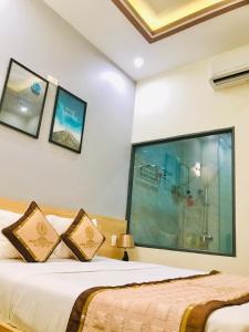 Giường trong phòng chung tại RUBY LUXURY HOTEL