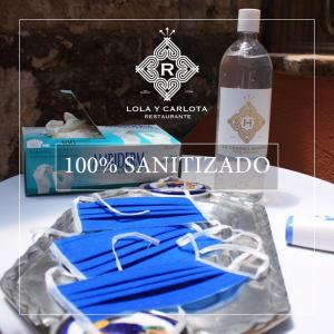 un paquete de gafas azules de baño y una botella de agua en La Casona Minera, en Mineral de Pozos