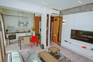 Una sala de estar y una cocina con un sofá y una mesa. en No 6 Apartments, en Constanţa
