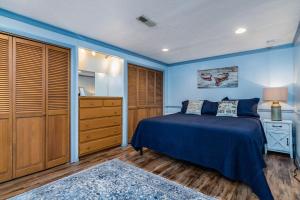 Ein Bett oder Betten in einem Zimmer der Unterkunft Lake Front King Suite: Full Kitchen-Lakefront Deck- Shared Hot Tub