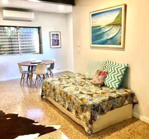 Habitación con cama, mesa, mesa y sillas. en Malibu Apartment - Peregian Beach, en Peregian Beach