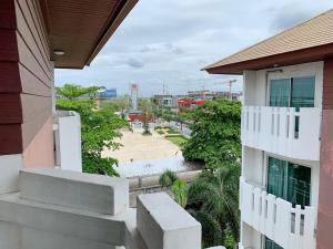 uitzicht op een straat vanuit een gebouw bij The Ivory, Suvarnabhumi Airport in Lat Krabang