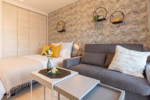 un soggiorno con un letto e un divano di Bijou Suites Lieto APM ad Osaka Altre 40 foto