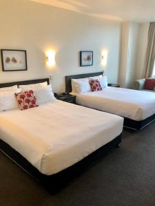 新普利茅斯的住宿－Distinction New Plymouth Hotel，一间酒店客房,房间内设有两张床