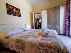 Un dormitorio con una cama con una manta. en Luna Bianca - Corfu Apartments en Corfú