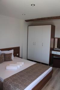מיטה או מיטות בחדר ב-Weißer Schwan Белият лебед