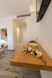 TV a/nebo společenská místnost v ubytování Sundeck Hotel