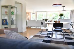 een woonkamer met een tafel en stoelen bij JETHON Exklusives City-Appartement Bernburg in Bernburg